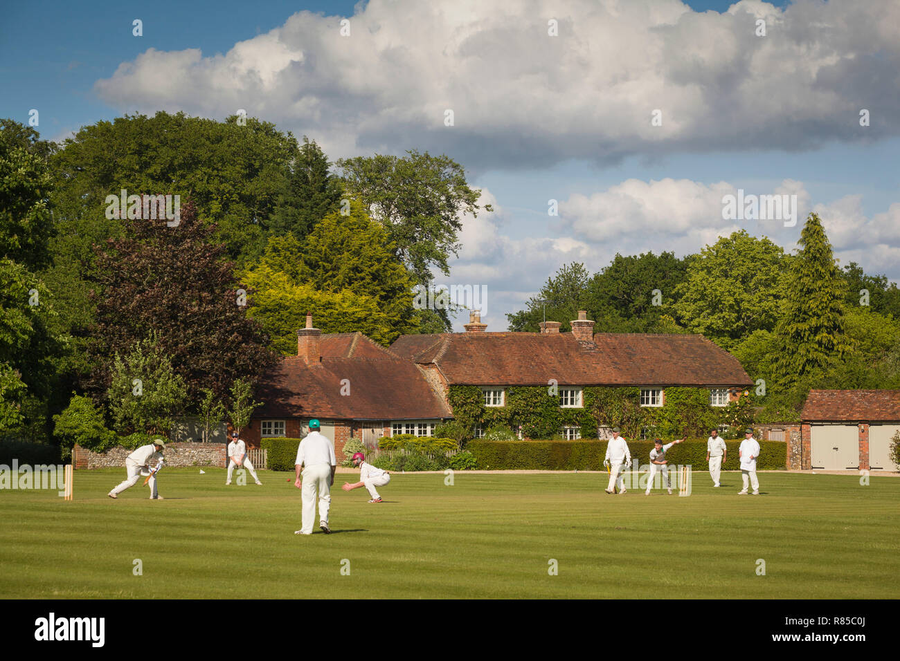 Une partie de cricket sur gris vert, Rotherfield Greys, Oxfordshire. Banque D'Images