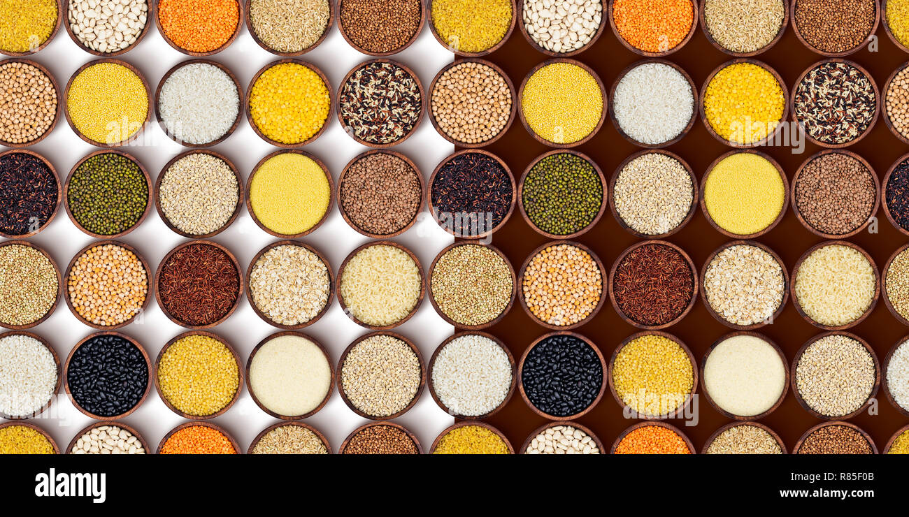 Céréales, grains et flocons dans des bols en bois. Modèle sans couture. Vue d'en haut Banque D'Images