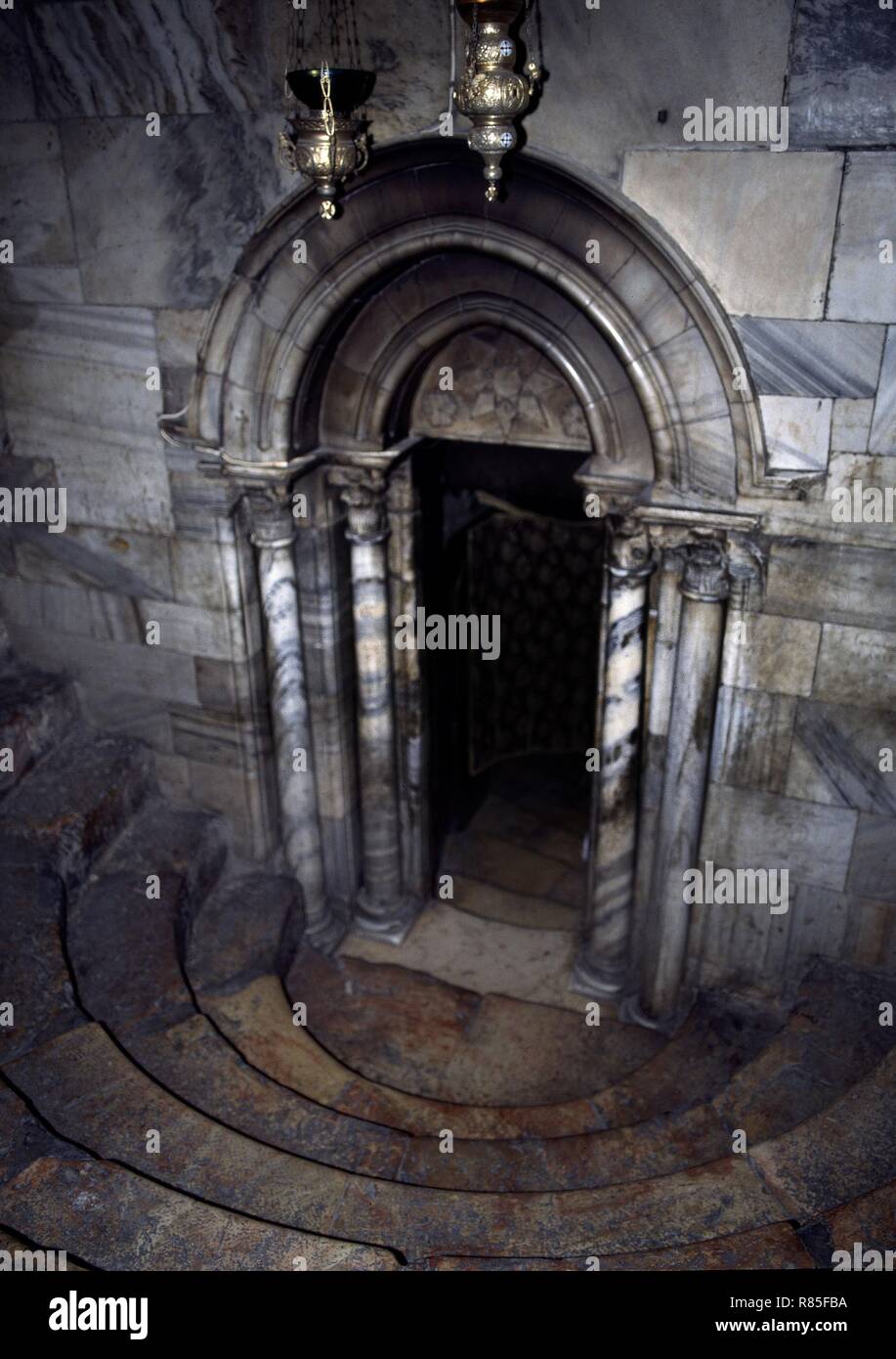 L'INTÉRIEURAPT-PUERTA DE ACCESO A LA GRUTA DONDE SUPUESTAMENTE NACIO JÉSUS. Lieu : BASILIQUE DE LA NATIVIDAD. BELEN. Israël. Banque D'Images
