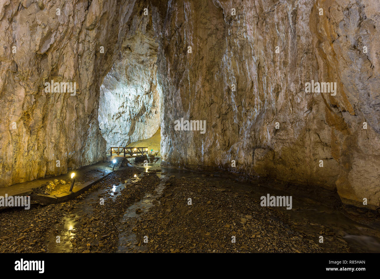 Grotte Stopica grotte calcaire, près de Sirogojno, sur les pentes du mont Jablanica dans l'ouest de la Serbie. Banque D'Images