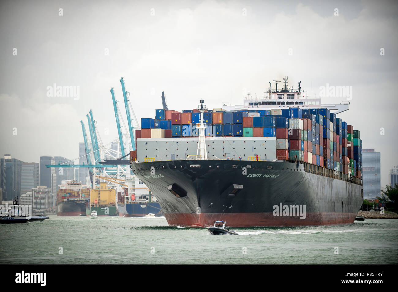 MIAMI - Septembre, 2018 : Le Makalu conti-conteneur quitte Port Miami, le port américain le plus proche de la Canal de Panama. Banque D'Images