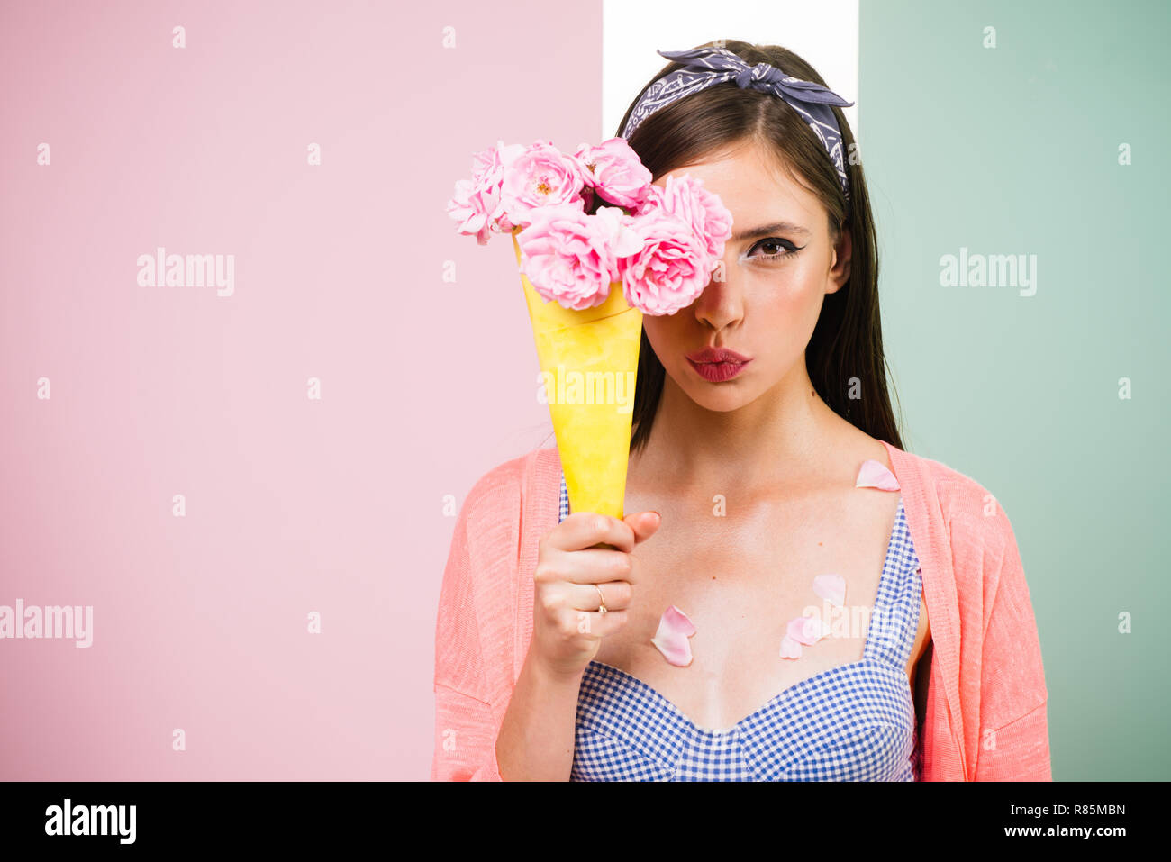 Bouquet de fleurs. Fleuriste. L'été. pin up femme avec un miroir très tendance. retro woman eating ice cream de fleurs. jolie fille dans un style vintage pin up girl. avec mode cheveux, copiez l'espace. Quelle bonne odeur Banque D'Images