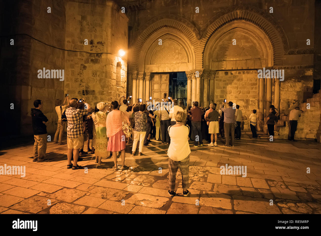 Jérusalem, Israël. 24 Octobre 2018 : un rituel de la fermeture des portes de l'église de Saint Sépulcre. Porte-clés musulmans verrouille les portes alors qu'orthodoxe grecque Banque D'Images