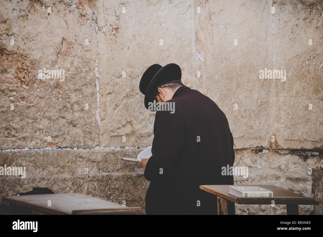 Jérusalem, Israël. 24 Octobre 2018 : Othodox homme juif à lamentations Mur Occidental, Mur des lamentations, un ancien mur de pierre calcaire dans la vieille ville de Jérusalem, Banque D'Images