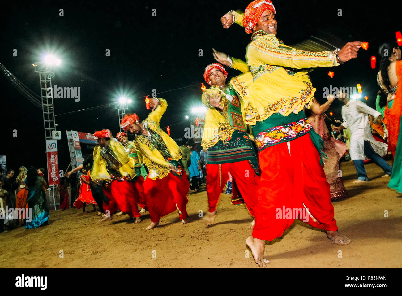 Vadodara, Inde - 20 octobre 2018 : hommes et femmes en robes traditionnelles indiennes au cours de danse hindoue festival navratri garba exprimant le mouvement et la joie Banque D'Images