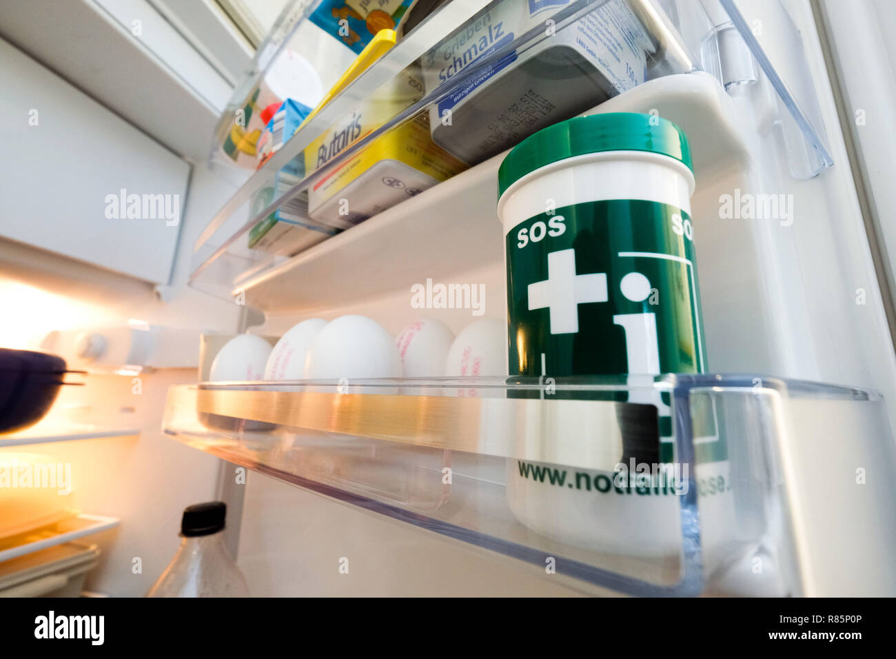 Allemagne : le vert et blanc boîte contient d'urgence pour l'équipe de secours et d'urgence important tous-l'information pertinente sur la personne concernée, tel que certificat de vaccination, l'état de santé, des médicaments, du plan d'urgence sera vivant etc. La boîte devrait être dans la porte du réfrigérateur. --- Notfalldose Kuehlschranktür in der sollte stehen. Die weiße grün-Notfalldose enthält die für alle wichtigen notfallrelevante Retter und Informationen über die betreffende personne wie Impfpass, Medikamentenplan Patientenverfügung, Gesundheitszustand, usw. Banque D'Images