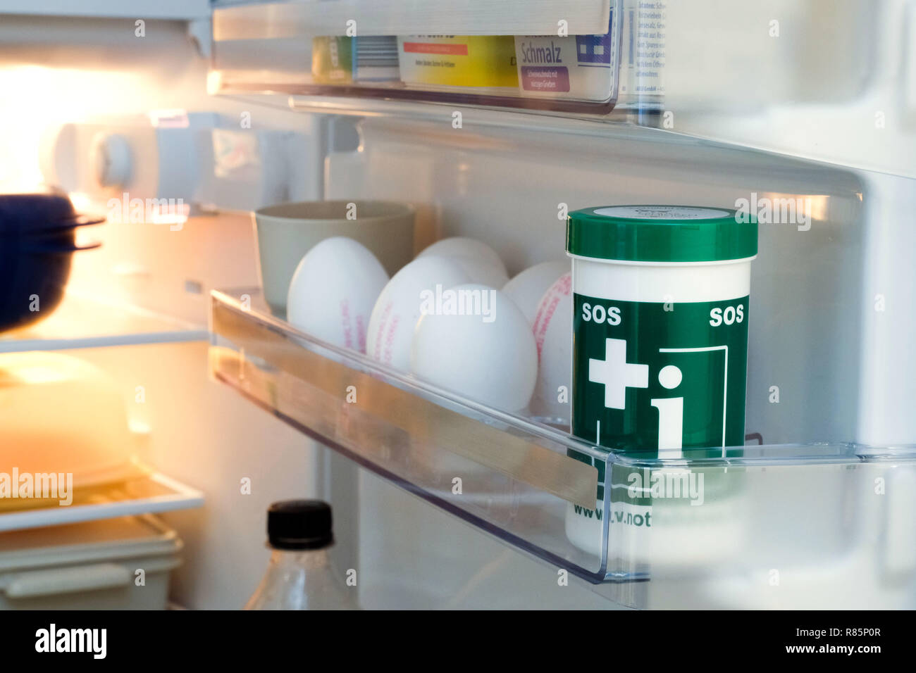 Allemagne : le vert et blanc boîte contient d'urgence pour l'équipe de secours et d'urgence important tous-l'information pertinente sur la personne concernée, tel que certificat de vaccination, l'état de santé, des médicaments, du plan d'urgence sera vivant etc. La boîte devrait être dans la porte du réfrigérateur. --- Notfalldose Kuehlschranktür in der sollte stehen. Die weiße grün-Notfalldose enthält die für alle wichtigen notfallrelevante Retter und Informationen über die betreffende personne wie Impfpass, Medikamentenplan Patientenverfügung, Gesundheitszustand, usw. Banque D'Images