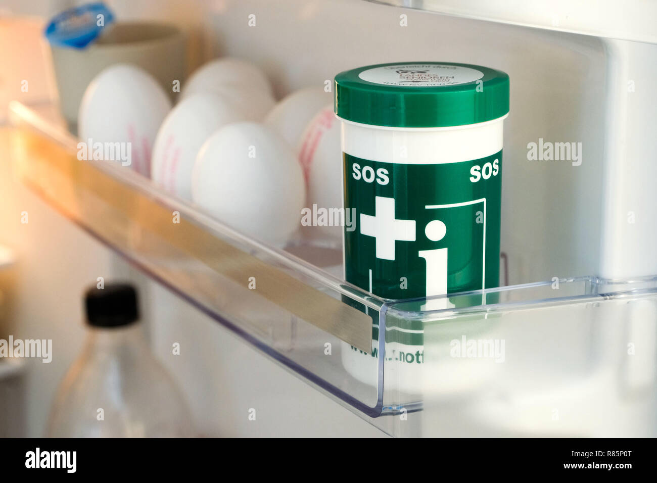 Allemagne : le vert et blanc boîte contient d'urgence pour l'équipe de secours et d'urgence important tous-l'information pertinente sur la personne concernée, tel que certificat de vaccination, l'état de santé, des médicaments, du plan d'urgence sera vivant etc. La boîte devrait être dans la porte du réfrigérateur. --- Notfalldose Kuehlschranktür in der sollte stehen. Die weiße grün-Notfalldose enthält die für alle wichtigen notfallrelevante Retter und Informationen über die betreffende personne wie Impfpass, Medikamentenplan Patientenverfügung, Gesundheitszustand, usw. Banque D'Images