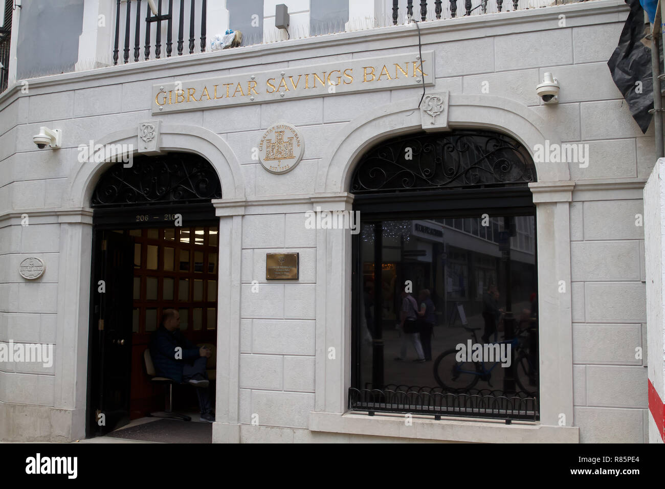 Gibraltar. 12Th Dec 2018. Avec deux grands navires de croisière au port, les passagers Gibraltars inondation rue principale dans l'espoir de faire quelques achats de Noël de dernière minute ainsi que certains lieux d'ensachage de souvenirs.Credit : Keith Larby/Alamy Live News Banque D'Images