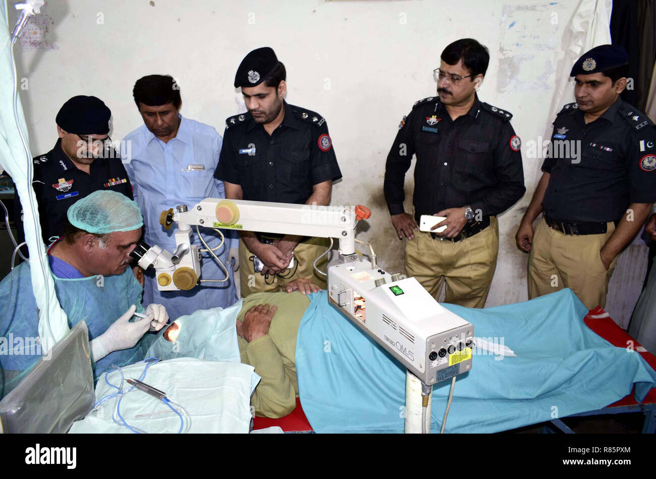 DIG Javed Akbar Riaz et SSP Masood Bangash inspectent le camp médical libre lors de leur visite à l'École de formation de la Police à Larkana le Mercredi, Décembre 12, 2018. Banque D'Images