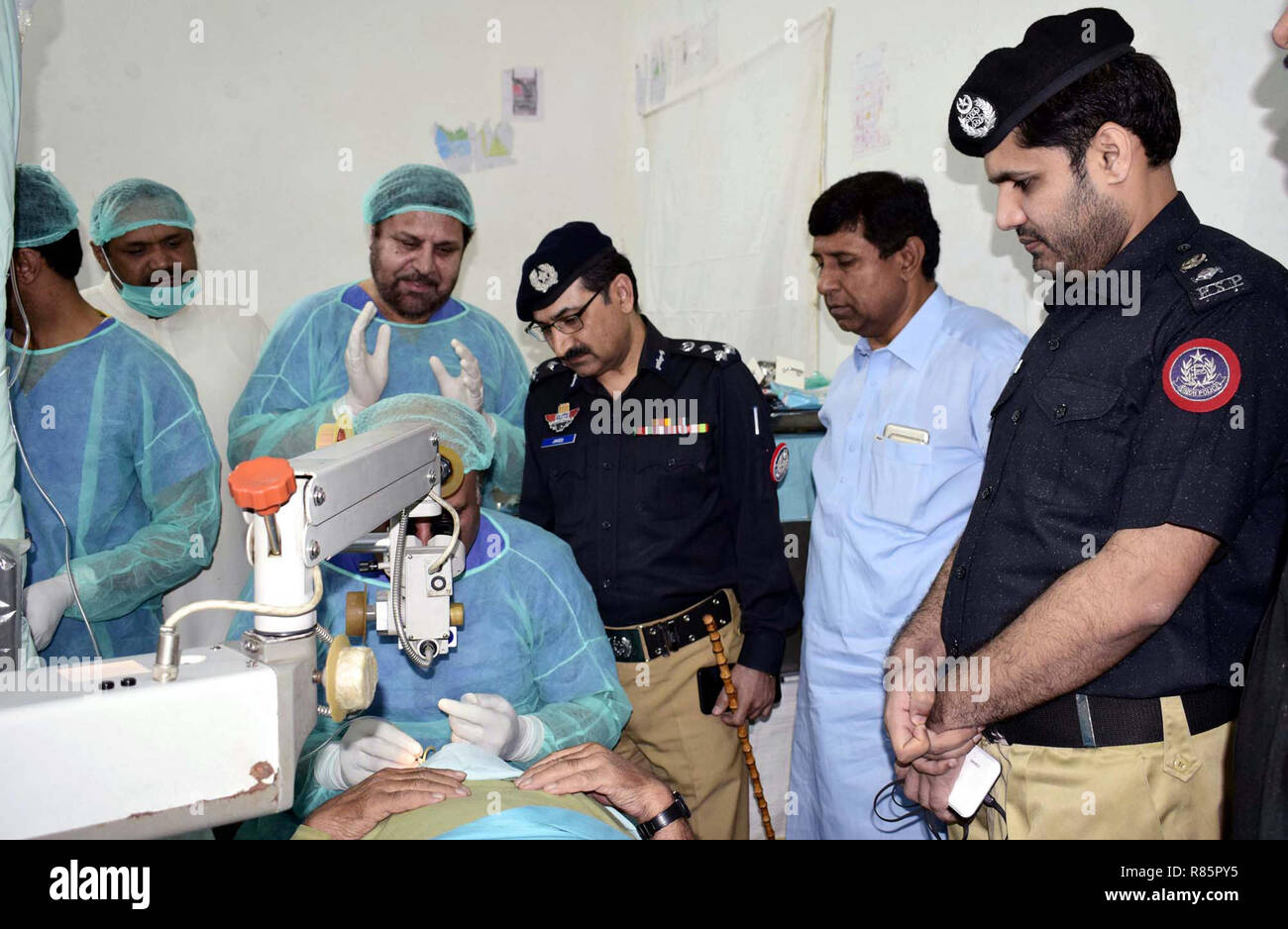DIG Javed Akbar Riaz et SSP Masood Bangash inspectent le camp médical libre lors de leur visite à l'École de formation de la Police à Larkana le Mercredi, Décembre 12, 2018. Banque D'Images