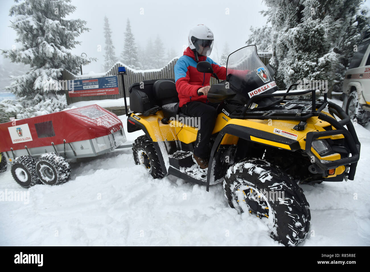 La République tchèque (d'urgence) Zachranka app par lesquels les gens peuvent appeler l'aide a été lancé dans la montagne slovaque et est connecté à la Mountain Rescue service, les travailleurs d'urgence ont déclaré lors de l'introduction elle à Novy Hrozenkov à la frontière tchécoslovaque le Mercredi, Décembre 12, 2018. Ils disent que l'un des plus grands avantages est que l'application permet de localiser son utilisateur, ce qui est particulièrement utile dans les montagnes. L'application a été lancée en République tchèque en 2016 et a près de 800 000 utilisateurs avec plus de 12 300 appels d'urgence cette année jusqu'à présent. Il rassemble les services d'urgence, t Banque D'Images