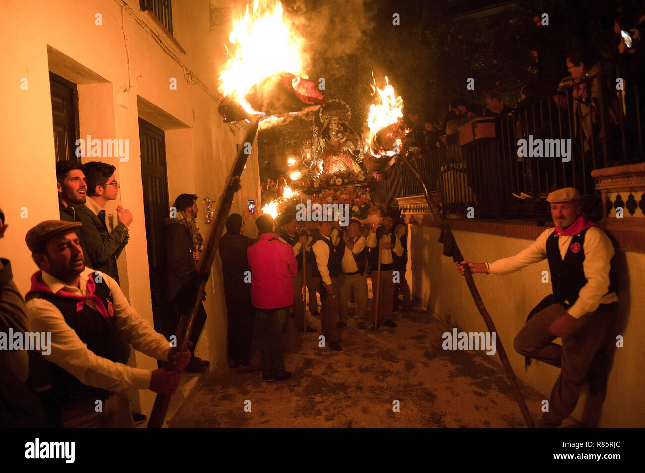 Une statue de la 'Divina Pastora' vierge est considérée comme villageois tenir torches durant la célébration de l''Divina Pastora' procession vierge. À la veille de la fête de Santa Lucia, chaque nuit du 12 décembre, les villageois participent à la fête traditionnelle de 'Los Rondeles' transportant burning wickers paniers (aussi connu comme 'rondeles') trempées dans l'huile. Dans les rues, la Vierge de 'Los Rondeles' est honoré par leurs participants à un rituel de lumière et de feu. Banque D'Images