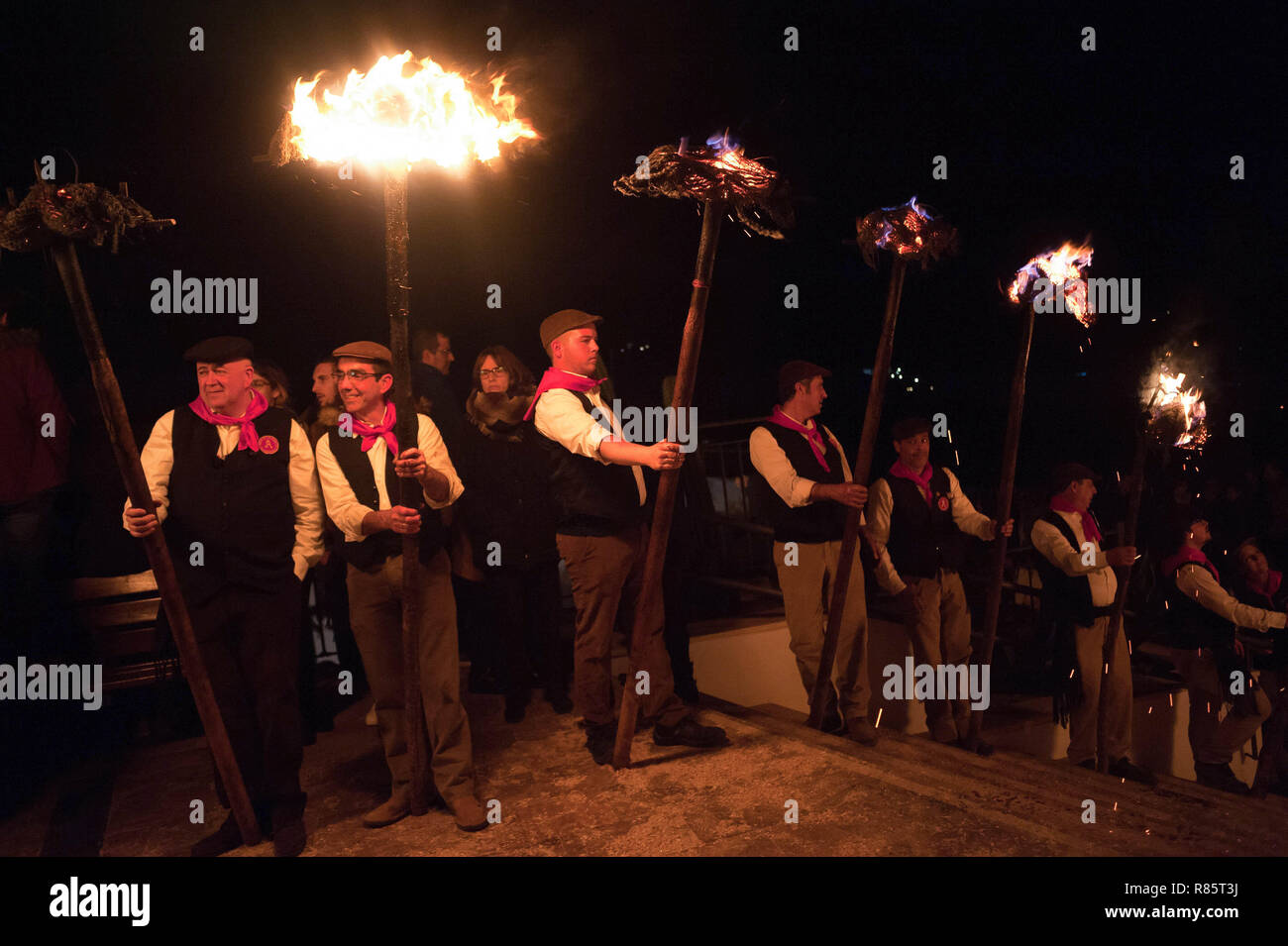 Malaga, Espagne. 13 Décembre, 2018. Les villageois sont considérées comme flambeaux ils marchent le long des rues au cours de la célébration de l''Divina Pastora' procession vierge. À la veille de la fête de Santa Lucia, chaque nuit du 12 décembre, les villageois participent à la fête traditionnelle de 'Los Rondeles' transportant burning wickers paniers (aussi connu comme 'rondeles') trempées dans l'huile. Dans les rues, la Vierge de 'Los Rondeles' est honoré par leurs participants à un rituel de lumière et de feu. Credit : Jésus Merida/SOPA Images/ZUMA/Alamy Fil Live News Banque D'Images