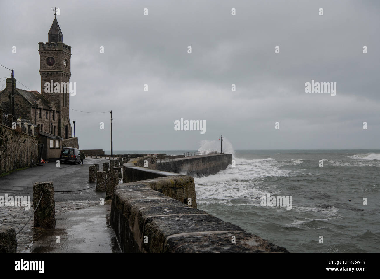 Porthleven, Cornwall, UK. 13 décembre 2018. Météo France : De forts vents et la pluie frapper Porthleven. 1978 lors de l'une des pires tempêtes depuis des décennies a frappé le sud-ouest. Childs et Joseph PC PC Martin Reid tragiquement perdu la vie. Crédit : Kathleen White/Alamy Live News Banque D'Images