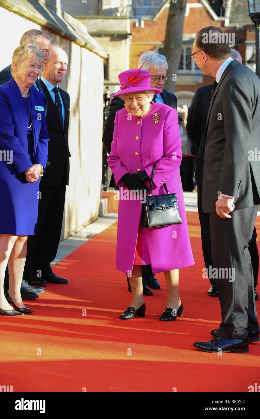 Sa Majesté la Reine (Elizabeth II) accompagné par Son Altesse Royale le duc d'York (Prince Andrew - pas vu), la visite de l'Honorable Société de Lincoln Inn pour l'ouverture officielle du nouveau Centre d'Ashworth et re-ouvert récemment rénové, le Grand Hall de Londres. Banque D'Images