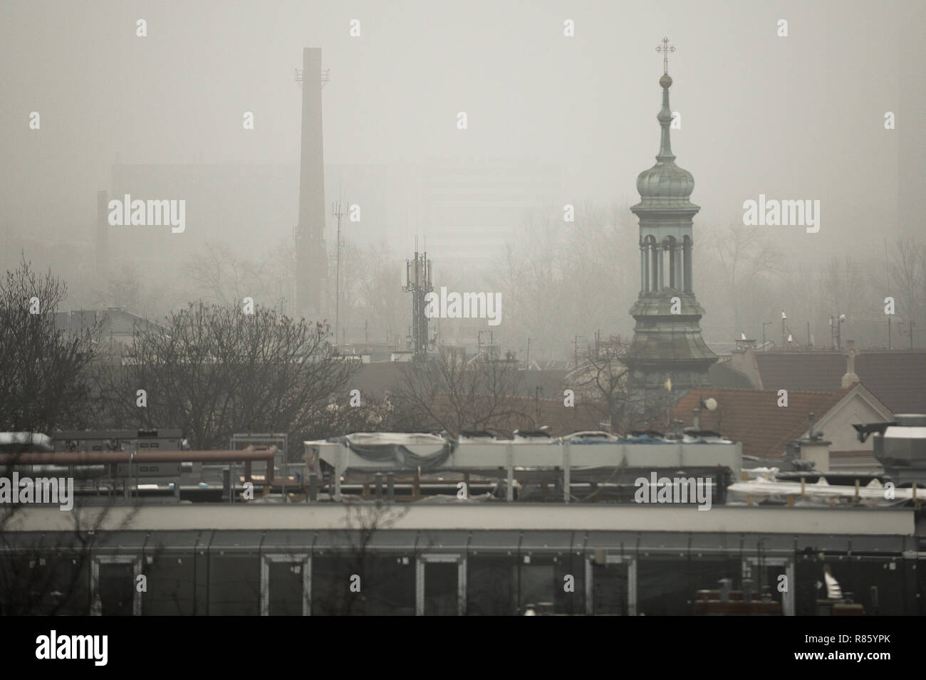 Le smog est vu au-dessus de la vieille ville. Aujourd'hui, en raison de la forte pollution de l'air au-dessus des normes de l'UE, l'indice de qualité de l'air (IQA) des PM 2,5 est de plus de 163. Le conseil municipal a introduit la gratuité des transports publics pour des raisons de sécurité. Banque D'Images