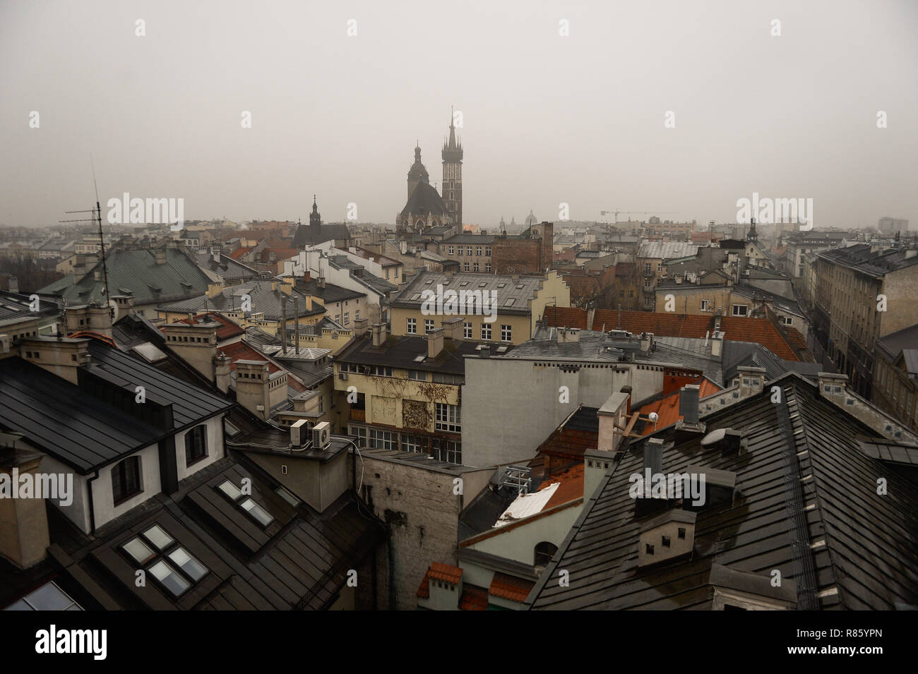 Le smog est vu au-dessus de la vieille ville. Aujourd'hui, en raison de la forte pollution de l'air au-dessus des normes de l'UE, l'indice de qualité de l'air (IQA) des PM 2,5 est de plus de 163. Le conseil municipal a introduit la gratuité des transports publics pour des raisons de sécurité. Banque D'Images