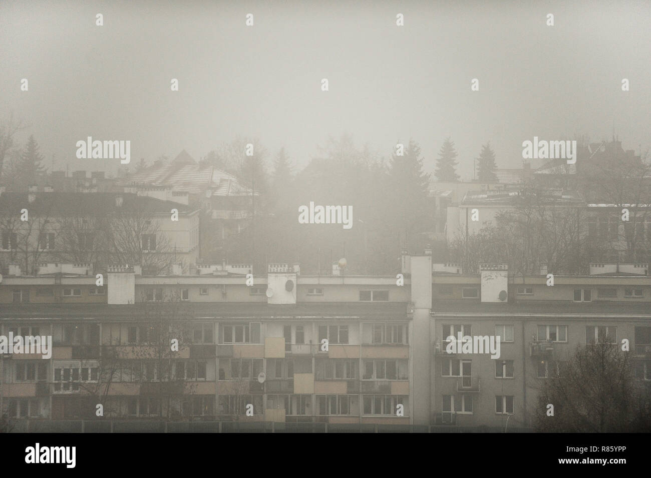 Le smog est vu au-dessus de la vieille ville. Aujourd'hui, en raison de la forte pollution de l'air au-dessus des normes de l'UE, l'indice de qualité de l'air (IQA) des PM 2,5 est de plus de 163. Le conseil municipal a introduit la gratuité des transports publics pour des raisons de sécurité. Banque D'Images