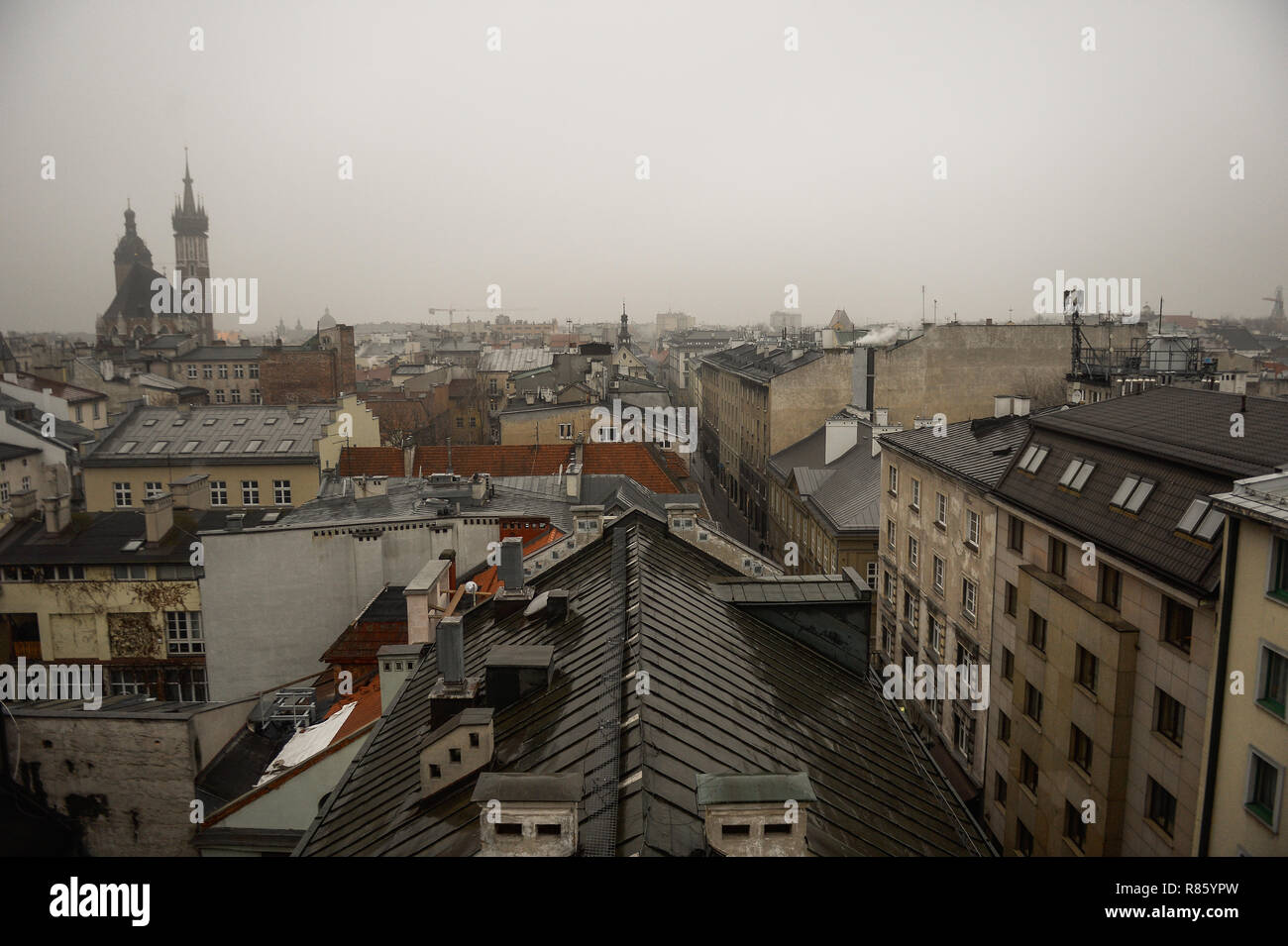Le smog est vu au-dessus de la vieille ville. Aujourd'hui, en raison de la forte pollution de l'air au-dessus des normes de l'UE, l'indice de qualité de l'air (IQA) des PM 2,5 est de plus de 163. Le conseil municipal a introduit la gratuité des transports publics pour des raisons de sécurité. Banque D'Images