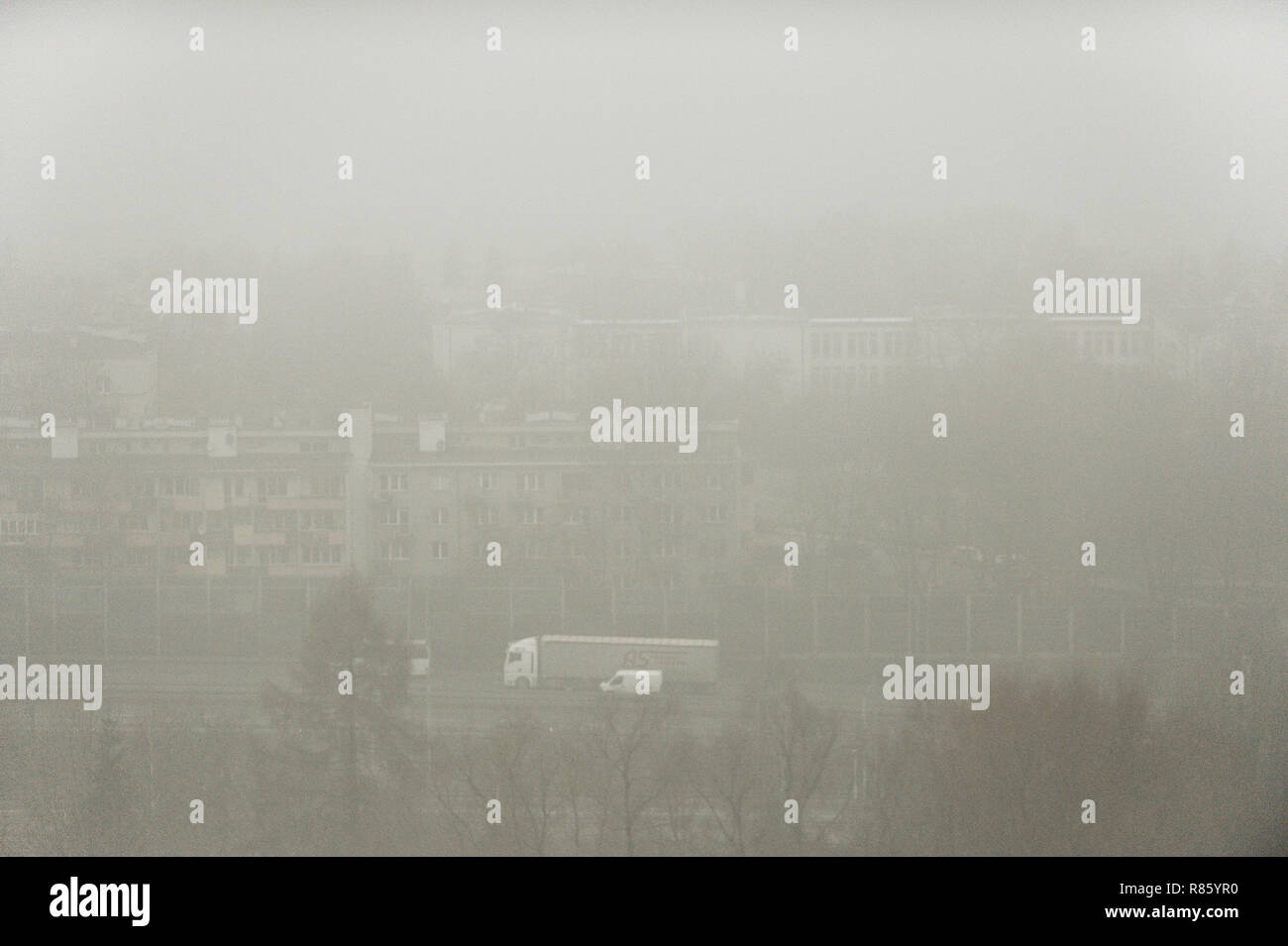Le smog est vu au-dessus des zones résidentielles. Aujourd'hui, en raison de la forte pollution de l'air au-dessus des normes de l'UE, l'indice de qualité de l'air (IQA) des PM 2,5 est de plus de 163. Le conseil municipal a introduit la gratuité des transports publics pour des raisons de sécurité. Banque D'Images