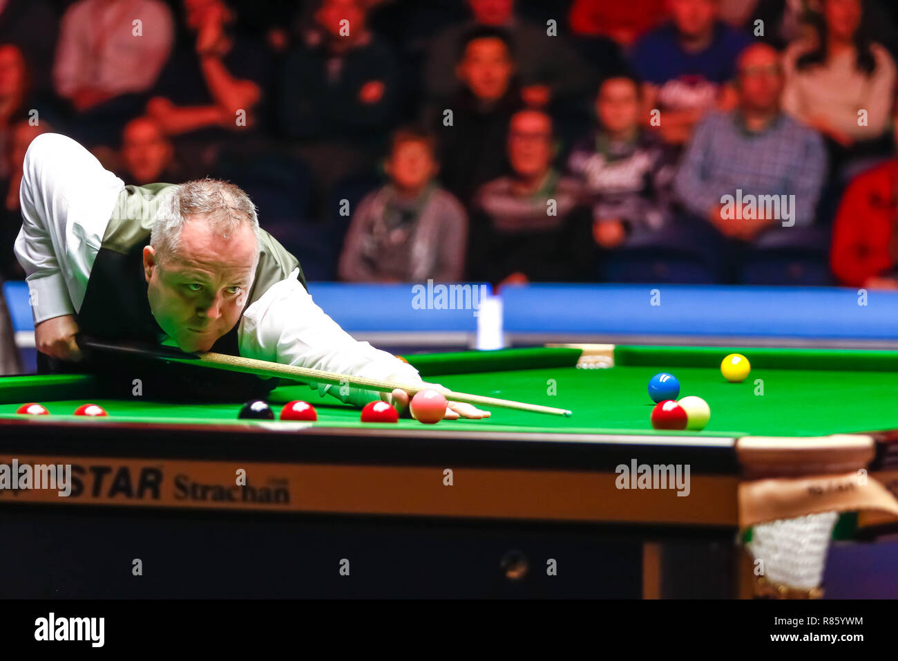 Glasgow, Ecosse, Royaume-Uni. 13 Décembre, 2018. John Higgins (SCO) Vs Yan Bingtao (RCS) dans une course à 4 images pour une place dans le 4ème tour attirer des BetVictor Scottish Open Snooker Championship, Emirates Arena, Glasgow. Crédit : Colin Poultney/Alamy Live News Banque D'Images