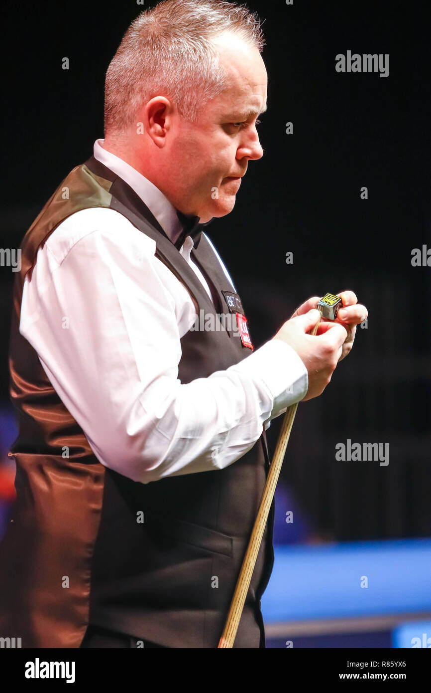 Glasgow, Ecosse, Royaume-Uni. 13 Décembre, 2018. John Higgins (SCO) Vs Yan Bingtao (RCS) dans une course à 4 images pour une place dans le 4ème tour attirer des BetVictor Scottish Open Snooker Championship, Emirates Arena, Glasgow. Crédit : Colin Poultney/Alamy Live News Banque D'Images