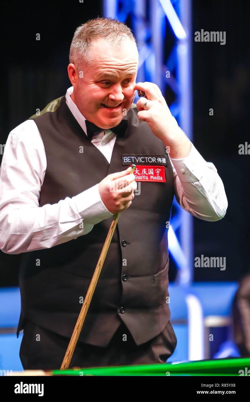 Glasgow, Ecosse, Royaume-Uni. 13 Décembre, 2018. John Higgins (SCO) Vs Yan Bingtao (RCS) dans une course à 4 images pour une place dans le 4ème tour attirer des BetVictor Scottish Open Snooker Championship, Emirates Arena, Glasgow. Crédit : Colin Poultney/Alamy Live News Banque D'Images