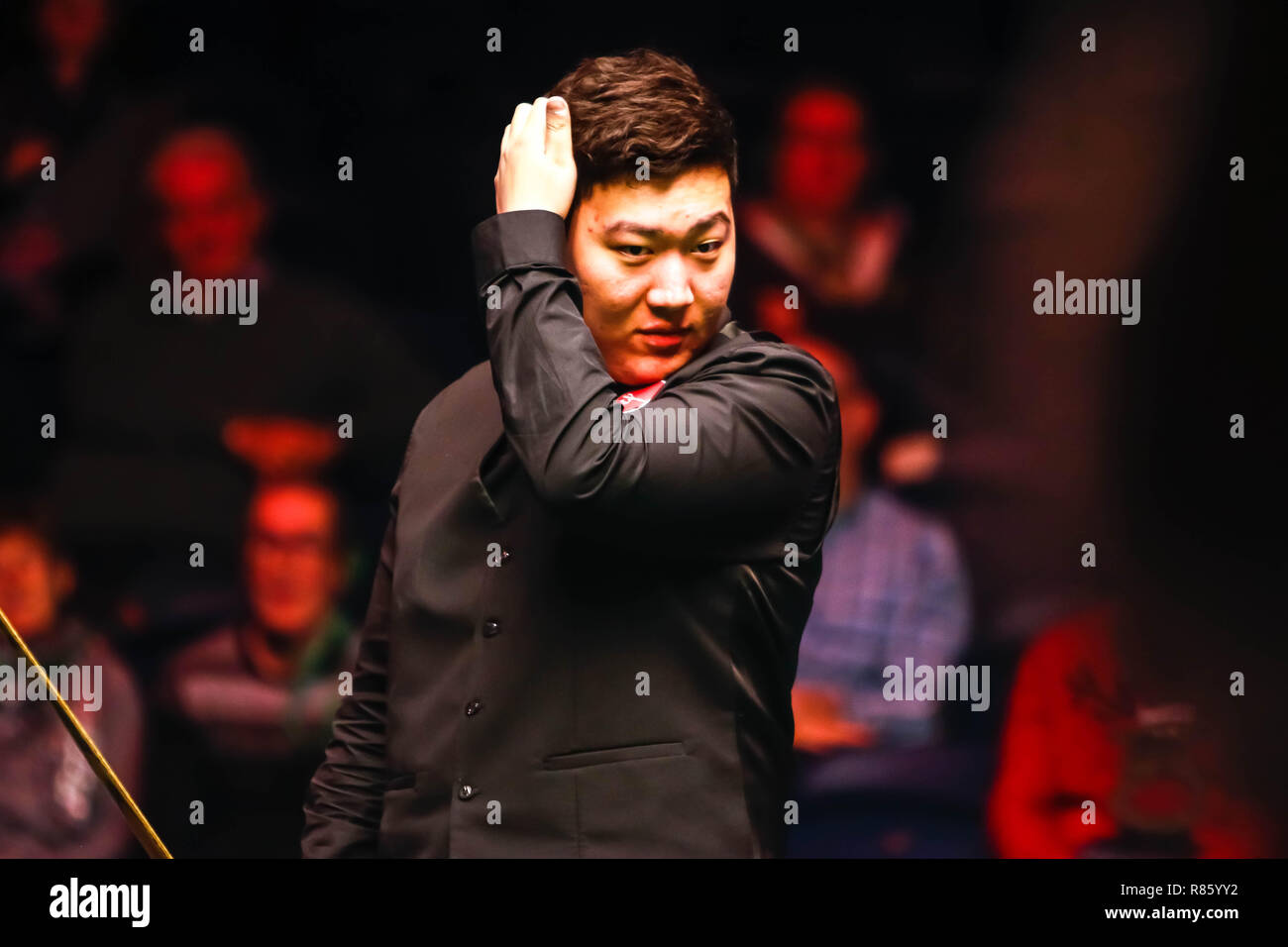 Glasgow, Ecosse, Royaume-Uni. 13 Décembre, 2018. John Higgins (SCO) Vs Yan Bingtao (RCS) dans une course à 4 images pour une place dans le 4ème tour attirer des BetVictor Scottish Open Snooker Championship, Emirates Arena, Glasgow. Crédit : Colin Poultney/Alamy Live News Banque D'Images