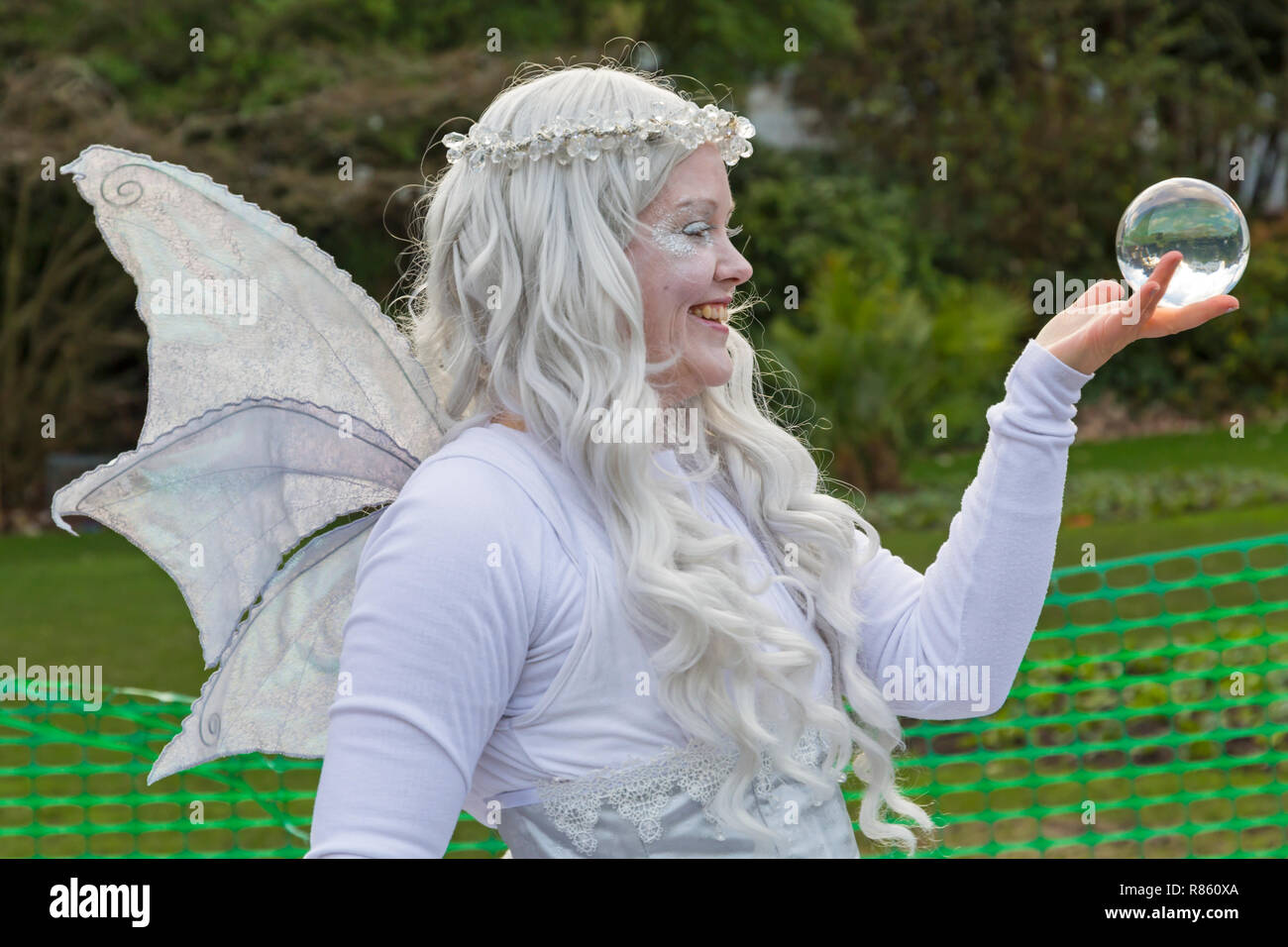 Bournemouth, Dorset, UK. 13 décembre 2018. La fée de l'hiver avec sa boule de cristal apporte une touche de magie éthérée qu'elle parcourt autour de jardins de Bournemouth de quitter ceux qu'elle rencontre en haleine. Credit : Carolyn Jenkins/Alamy Live News Banque D'Images