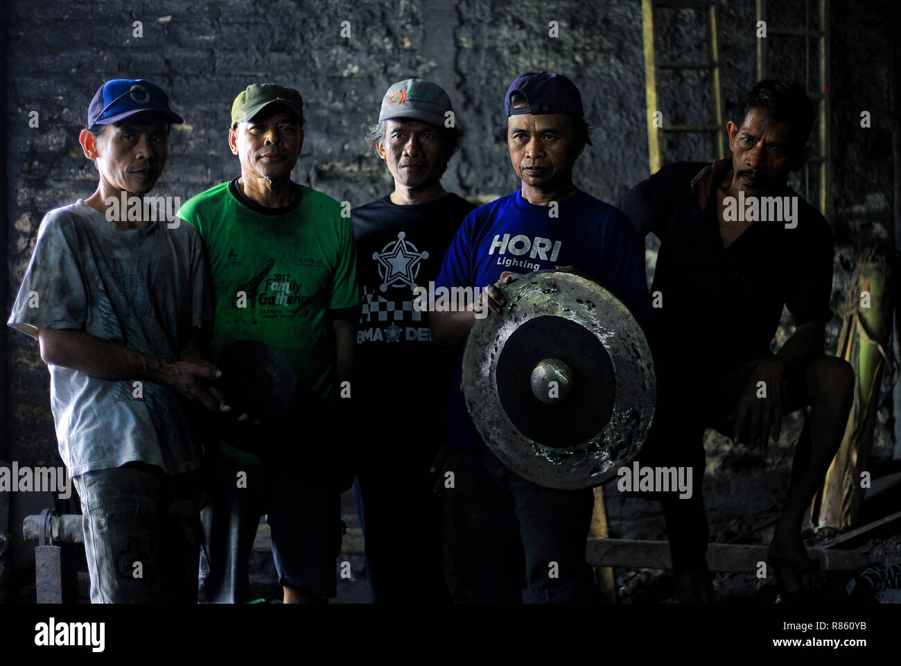 Bogor, Java ouest, Indonésie. 13 Décembre, 2018. Les travailleurs ont vu la tenue des instruments de musique traditionnels connus sous le nom de Gong.Les produits du Gong Gong (Pancasan Home Factory) factory, qui a été découvert en 1848, a fait une bonne place sur le marché d'Asie, d'Europe et d'Amérique. Credit : Adriana Adinandra SOPA/Images/ZUMA/Alamy Fil Live News Banque D'Images