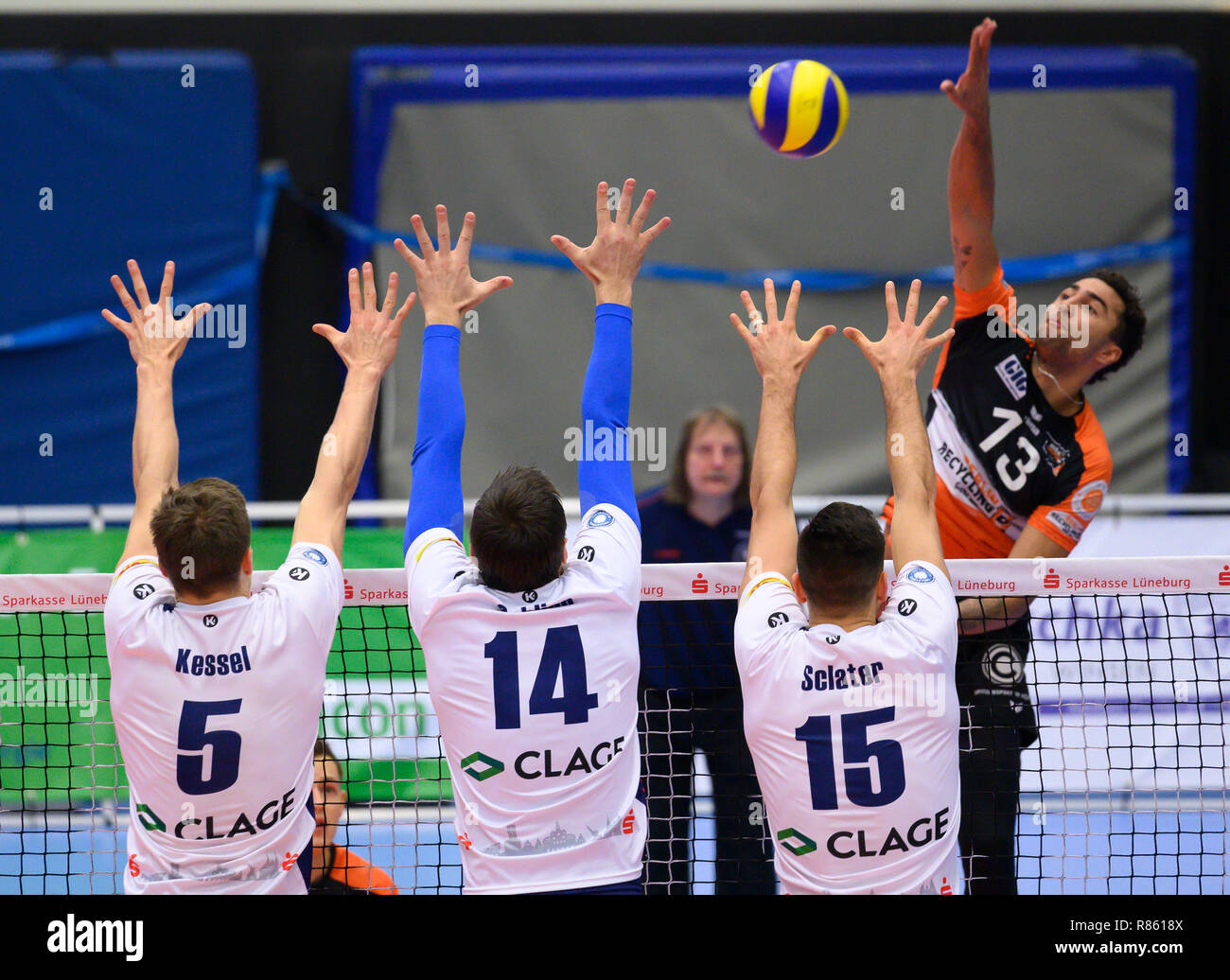 Hambourg, Allemagne. 13 Décembre, 2018. Hommes : les AP Cup, demi-finale, SVG Lüneburg - Berlin, salves dans la CU-Arena. Berlin's Benjamin Patch (r) touchera un ballon. Les chaudrons Cody Lüneburg (de gauche), Michel Schlien et Ryan Sclater block lui. Credit : Rainer Jensen/dpa/Alamy Live News Banque D'Images