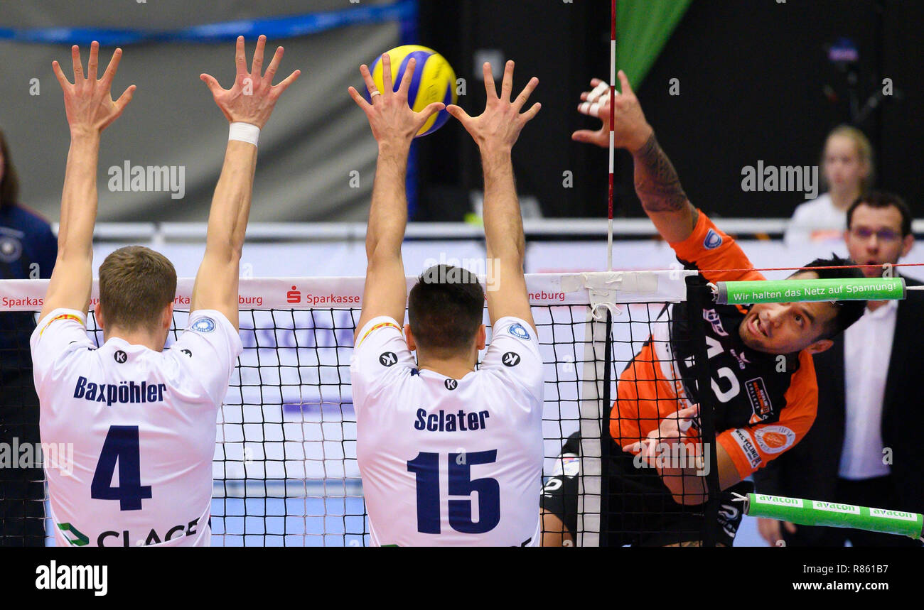 Hambourg, Allemagne. 13 Décembre, 2018. Hommes : les AP Cup, demi-finale, SVG Lüneburg - Berlin, salves dans la CU-Arena. Berlin's Samuel Tuia (r) touchera un ballon. Le Baxpöhler Noé Lüneburg (l) et Ryan Sclater bloquer. Sur la droite, Berlin coach Cedric Enard regarde la scène. Credit : Rainer Jensen/dpa/Alamy Live News Banque D'Images