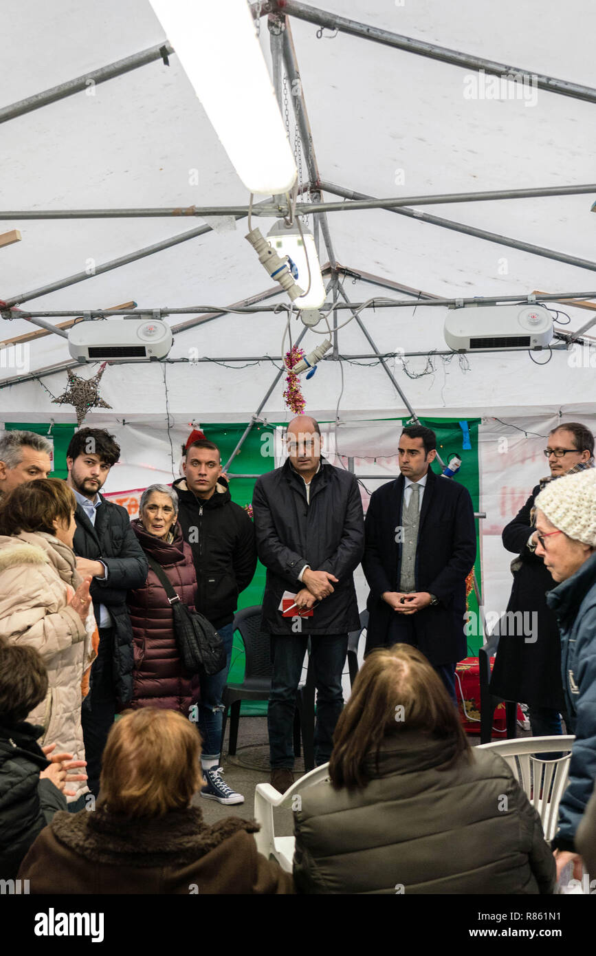 Foto LaPresse - Davide Gentile 13/12/2018 Genova ( Ita ) cronaca Parte da Genova la campagna di Nicola Zingaretti per le primarie del Partito Democratico -Nella foto : la visita alla zona arancione intorno al Ponte MorandiPhoto LaPresse - Davide Gentile 13-12-2018 Genova. (GE) ITY PoliticNicola Zingaretti commence sa campagne pour electionsIn PD LE PIC : Nicola Zingaretti Banque D'Images