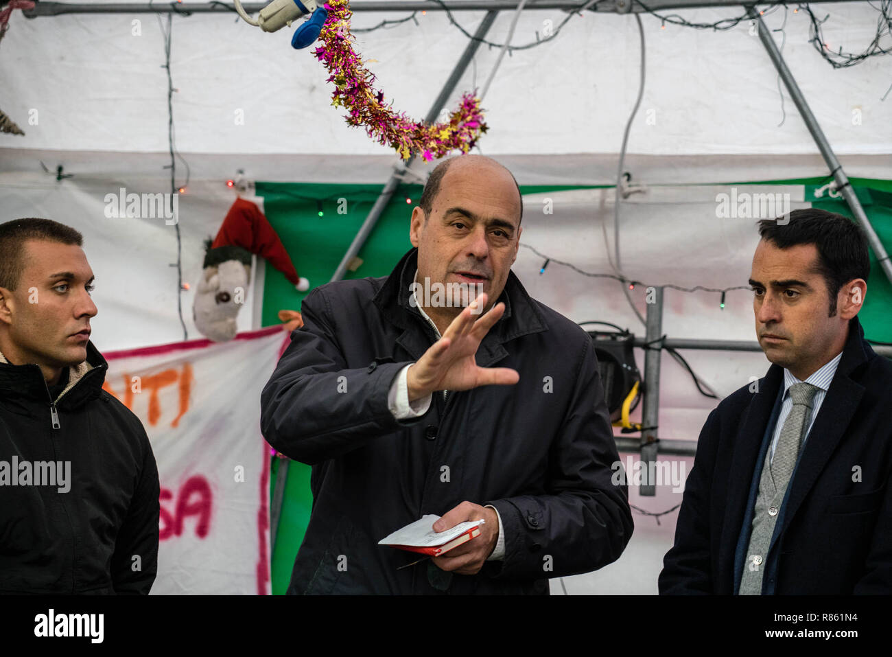 Foto LaPresse - Davide Gentile 13/12/2018 Genova ( Ita ) cronaca Parte da Genova la campagna di Nicola Zingaretti per le primarie del Partito Democratico -Nella foto : la visita alla zona arancione intorno al Ponte MorandiPhoto LaPresse - Davide Gentile 13-12-2018 Genova. (GE) ITY PoliticNicola Zingaretti commence sa campagne pour electionsIn PD LE PIC : Nicola Zingaretti Banque D'Images