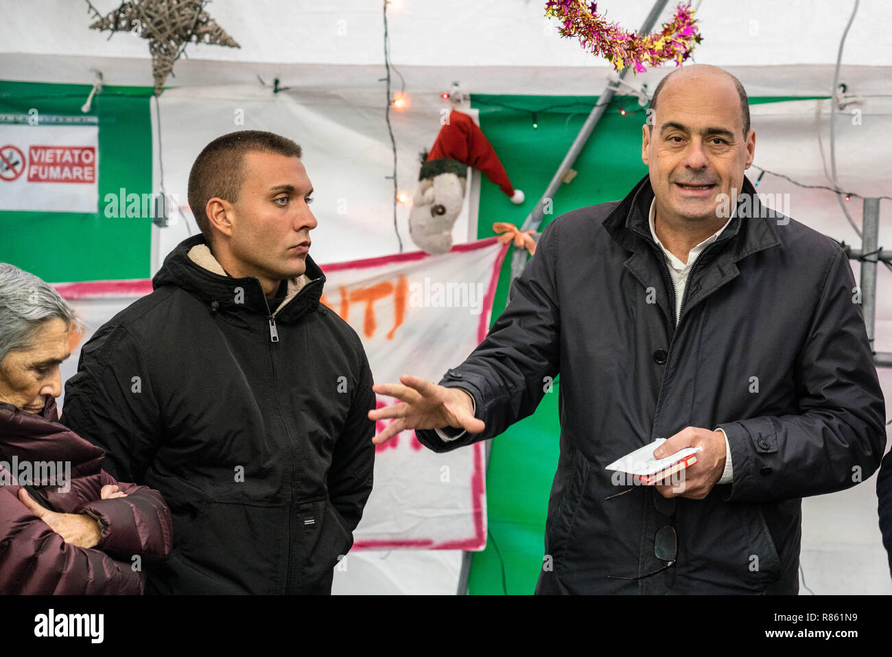 Foto LaPresse - Davide Gentile 13/12/2018 Genova ( Ita ) cronaca Parte da Genova la campagna di Nicola Zingaretti per le primarie del Partito Democratico -Nella foto : la visita alla zona arancione intorno al Ponte MorandiPhoto LaPresse - Davide Gentile 13-12-2018 Genova. (GE) ITY PoliticNicola Zingaretti commence sa campagne pour electionsIn PD LE PIC : Nicola Zingaretti Banque D'Images