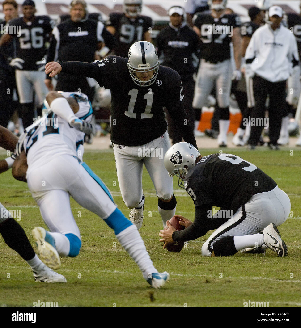 Oakland, Californie, USA. Nov 9, 2008. Avec Oakland Raiders punter Shane Lechler # 9 tenir PK Sebastian Janikowski # 11 coups de son chemin dans l'histoire en brisant le record de George Blanda le dimanche 9 novembre 2008, à Oakland-Alameda County Coliseum à Oakland, Californie. Les Panthère défait les Raiders 17-6. Crédit : Al Golub/ZUMA/Alamy Fil Live News Banque D'Images