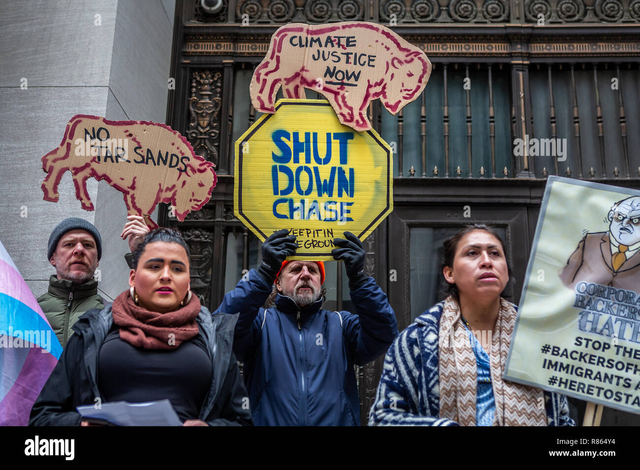 L'extérieur : un speakout du New York Stock Exchange. Blocage des militants l'entrée d'un Chase Bank dans le centre-ville de Manhattan pendant plus de 3 heures dans une action qui les organisateurs a dit est de tenir les banques responsables de leur rôle dans le changement climatique. Chase est le premier bailleur de fonds de nous certains des plus extrêmes de combustibles fossiles et d'un financier de deux des plus grandes compagnies de prison privée. Trois manifestants ont été arrêtés. Banque D'Images