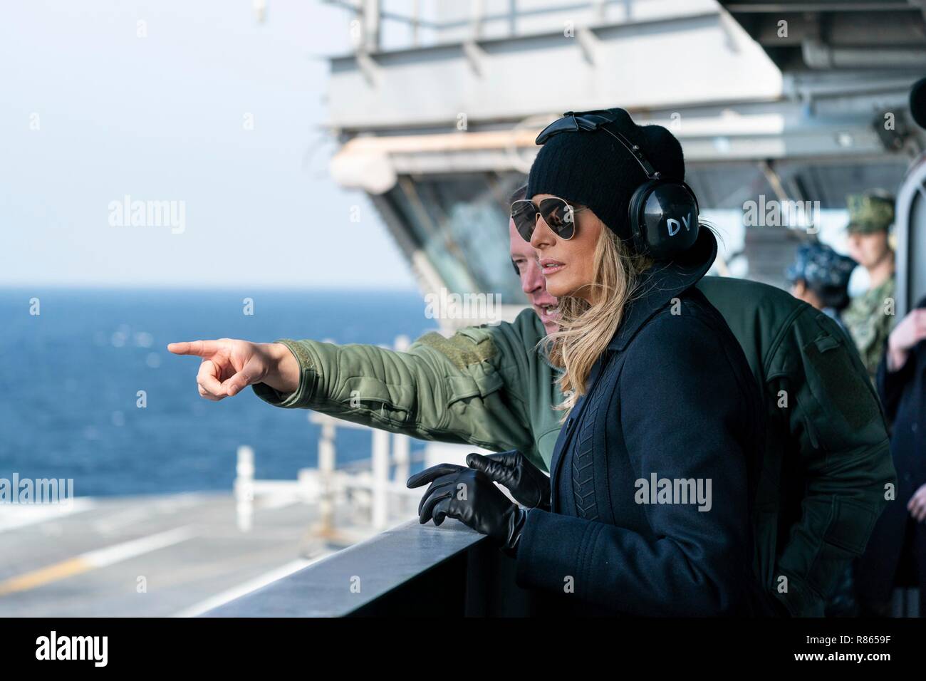 Première Dame des États-Unis Melania Trump, observe l'opération de vol avec le Capitaine de vaisseau américain Chris Hill, droite, à bord du porte-avions USS George H. W. Bush lors d'une visite au pont 12 décembre 2018 à Hampton, en Virginie. La Première Dame a effectué une visite de Noël pour le navire et les membres de devenir la seule première dame de voler et de la terre à bord d'un porte-avions à bord d'un avion V-22 Osprey. Banque D'Images