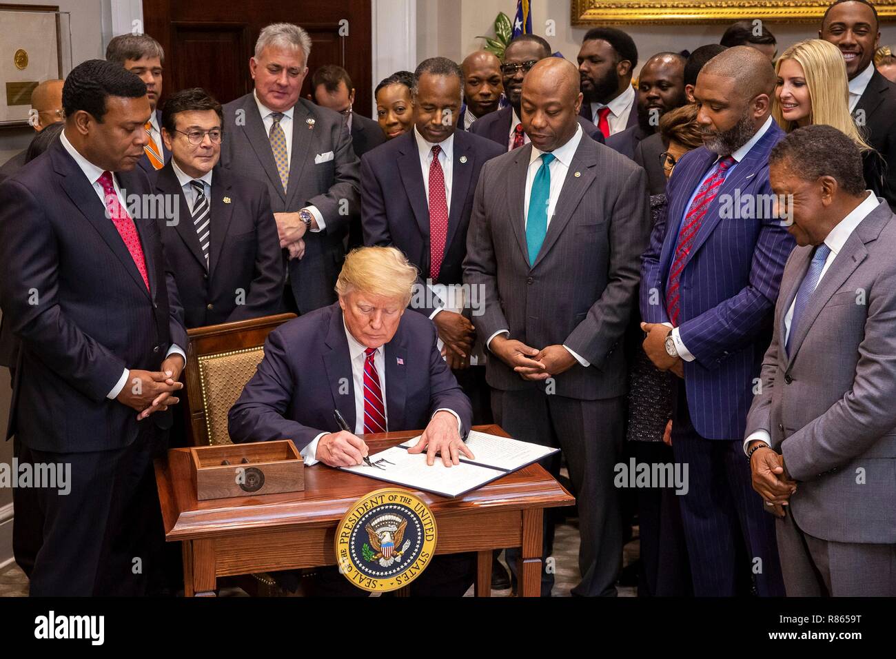 Président américain Donald Trump, entouré par le Cabinet et les membres du Congrès signe un ordre exécutif pour établir la Maison Blanche occasion et de revitalisation Conseil dans la Roosevelt Room de la Maison Blanche, 12 décembre 2018 à Washington, DC. Banque D'Images