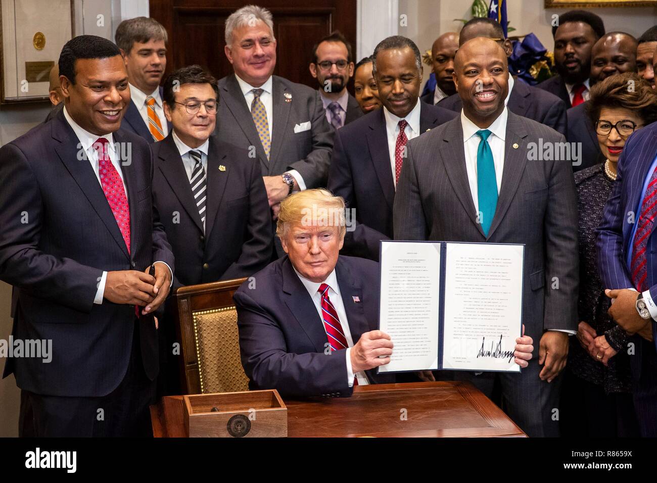 Président américain Donald Trump, entouré par le Cabinet et les membres du Congrès est titulaire d'un a signé le décret d'établir la Maison Blanche occasion et de revitalisation dans le conseil de la Roosevelt Room White House 12 Décembre, 2018 à Washington, DC. Banque D'Images