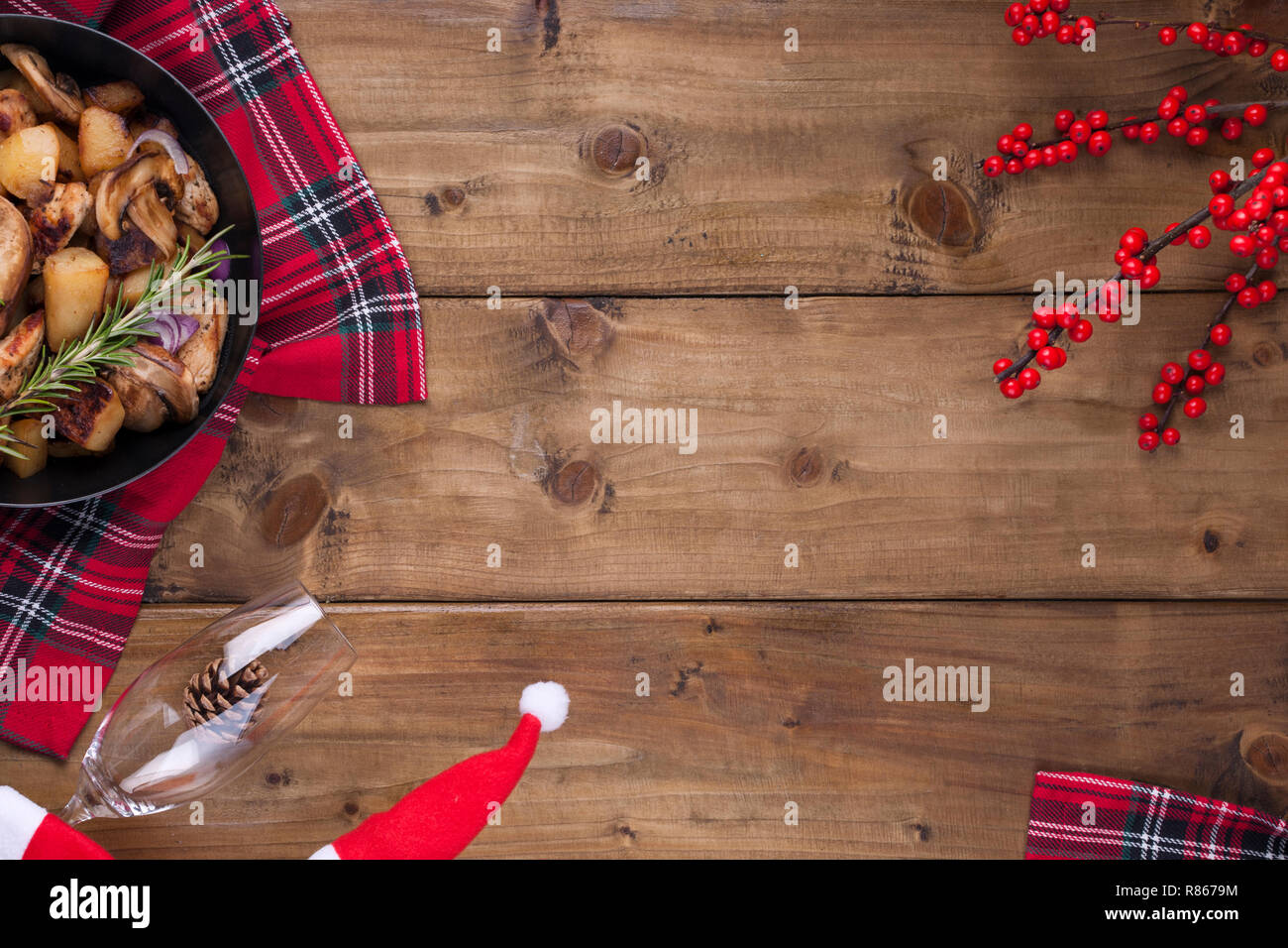 Maison de servir et de pommes de terre avec les champignons et la viande sur une table en bois. De délicieux plats traditionnels d'alimentation d'hiver en Russie. Célébration de Noël un Banque D'Images