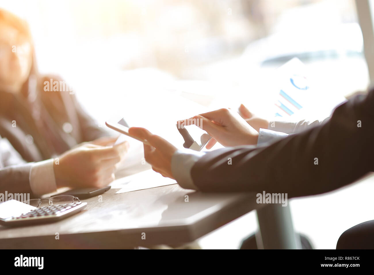 Close up. l'équipe d'entreprise travaille avec le document financier Banque D'Images