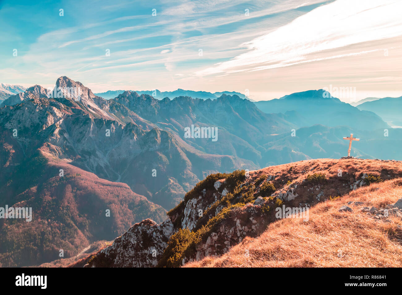 Journée ensoleillée dans les Alpes Carniques au cours d'un automne coloré Banque D'Images