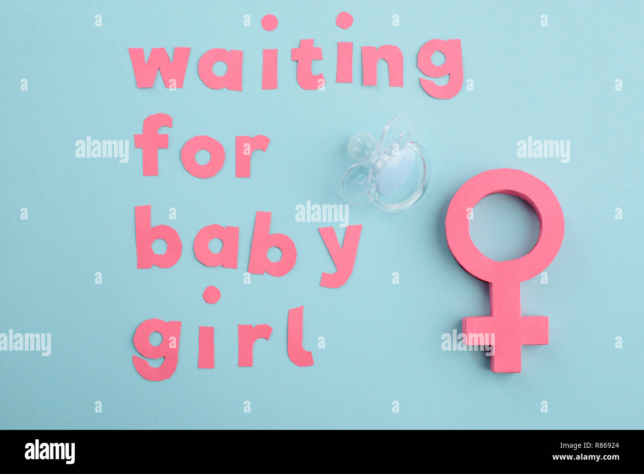 L Attente Pour Bebe Fille Photo Stock Alamy