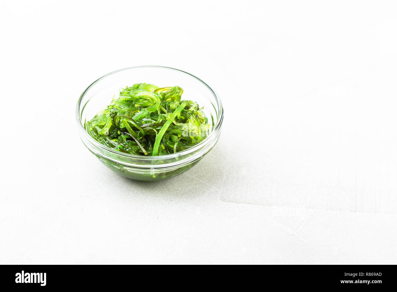 Hiyashi Chuka Wakame salade d'algues ou dans un bol sur fond blanc, de la nourriture japonaise. Banque D'Images