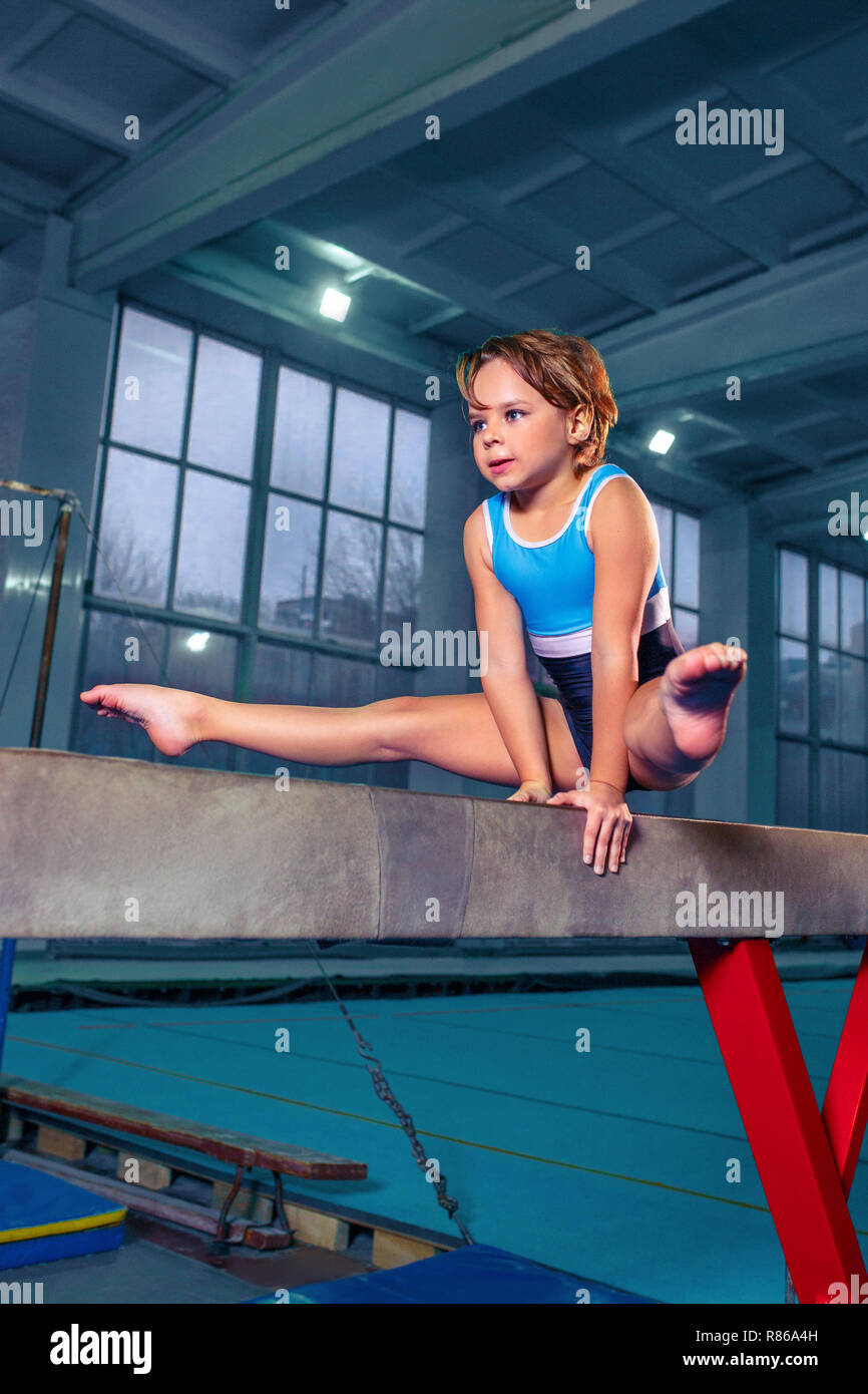 gymnastique sportive pour enfants. poirier sur la barre transversale. la  fille est engagée dans des acrobaties. 6146784 Art vectoriel chez Vecteezy