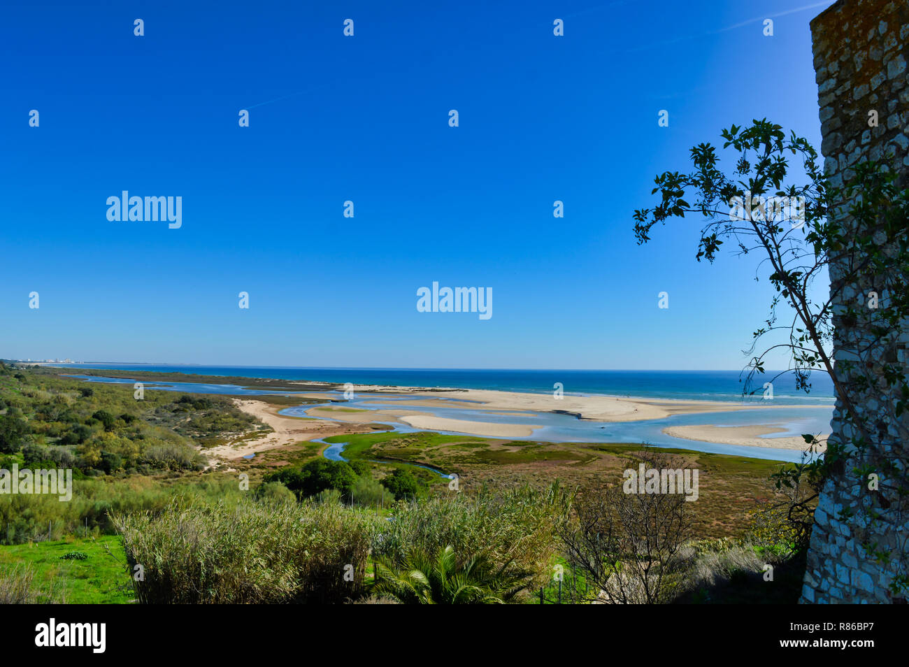 Vue panoramique de la forteresse du village historique Cacela Velha et la côte Atlantique Banque D'Images