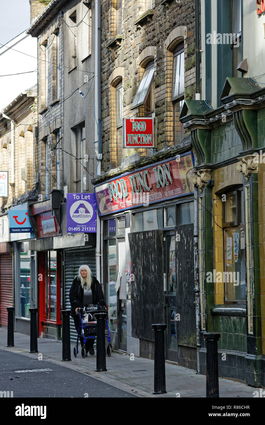 Sur la photo : Le restaurant Junction alimentaire déserte dans la rue Clarence, Abertillery, Blaenau Gwent, au Pays de Galles, Royaume-Uni. Le mardi 23 octobre 2018 Re : 73  % de tous les autres Banque D'Images
