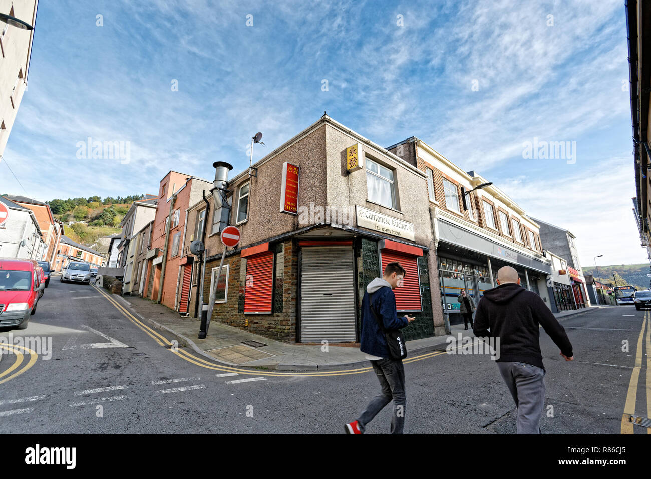 Sur la photo : deux hommes passent devant un chinois à emporter dans King Street, Abertillery, Blaenau Gwent, au Pays de Galles, Royaume-Uni. Le mardi 23 octobre 2018 Re : 73  % de tous les restaura Banque D'Images
